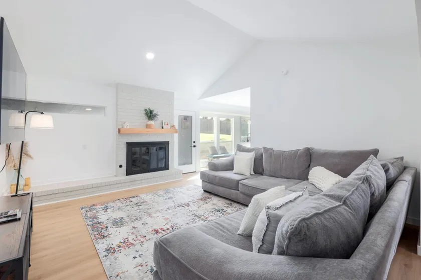 Modern Home, Sleeps 10 + Games - Image 1