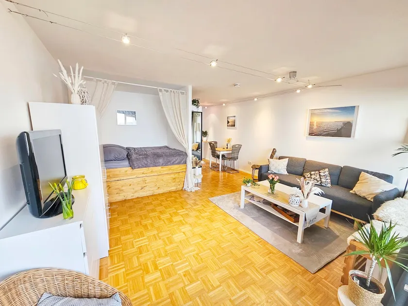 Sunrise apartment with lake view - Image 1