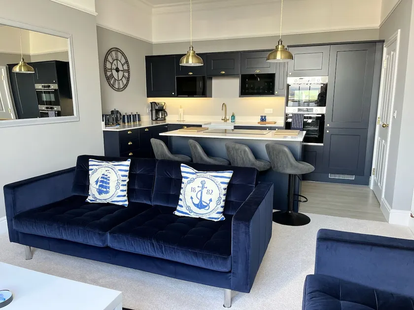 Exmouth 2 Bedroomed Seaview Apartment stones throw from the beach or town! - Image 1