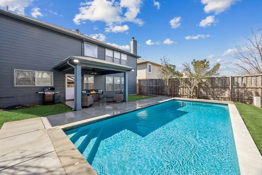 Beautiful Large House W/Pool! - Image 1