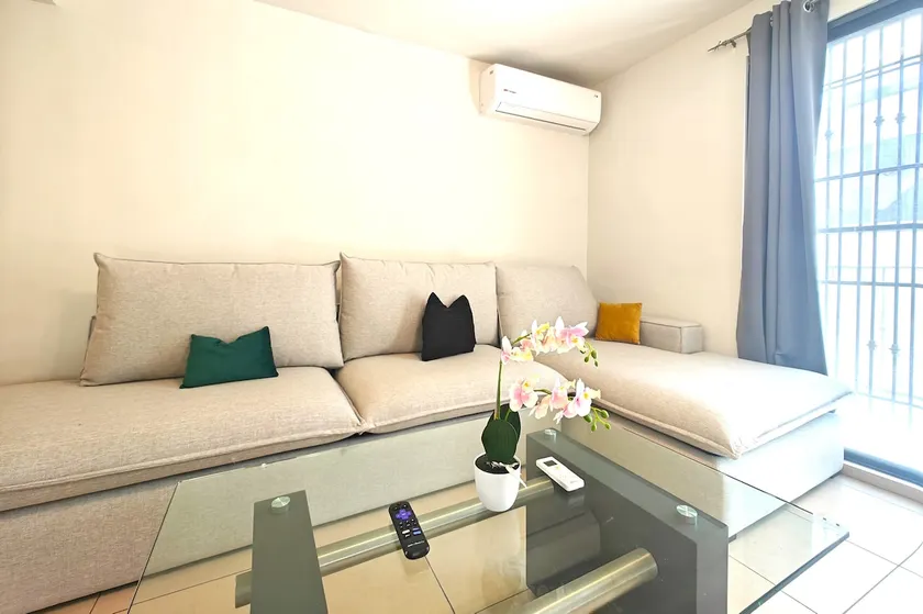 Lovely 3 Bedroom Apt w/King Bed + Free Parking - Image 1