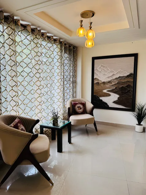 Mall Road Luxury 2BHK w/ Balcony & WiFi - Image 1