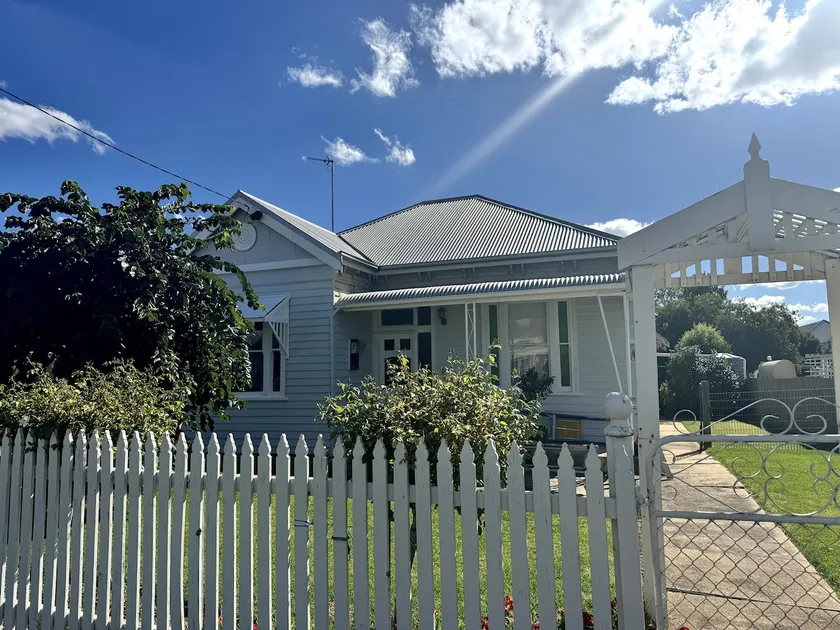 Country Home on Cromie Street - Image 1