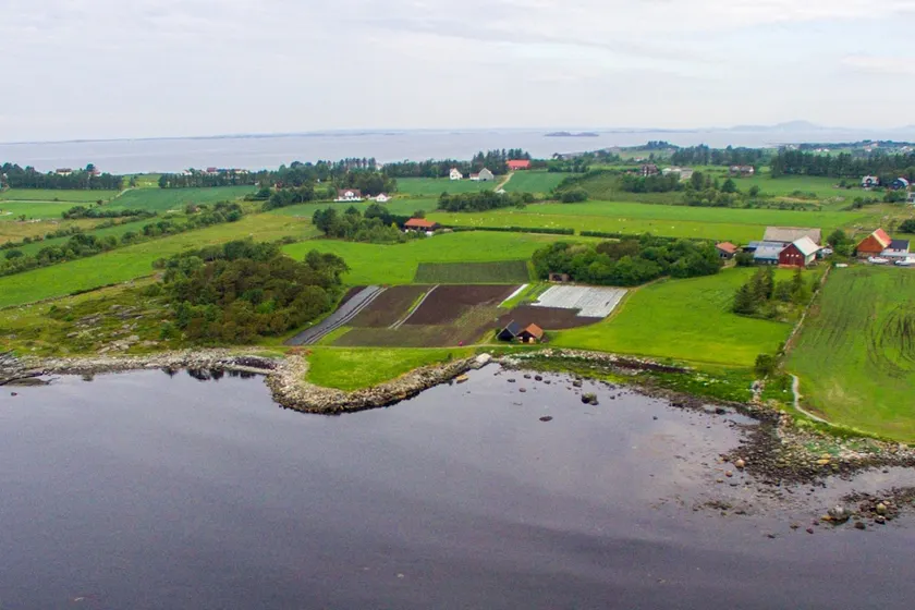 House on farm right by the lake - Image 1