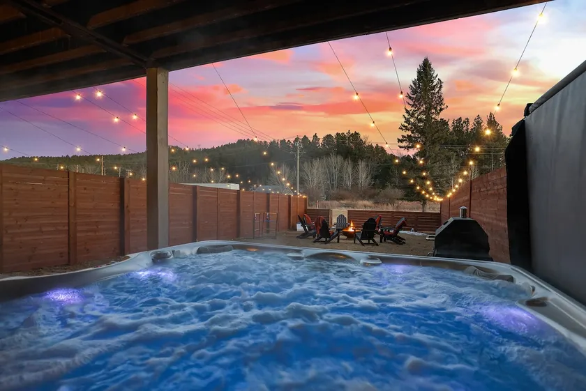 Buffalo Ridge - Hot Tub & Walk to Downtown - Image 1