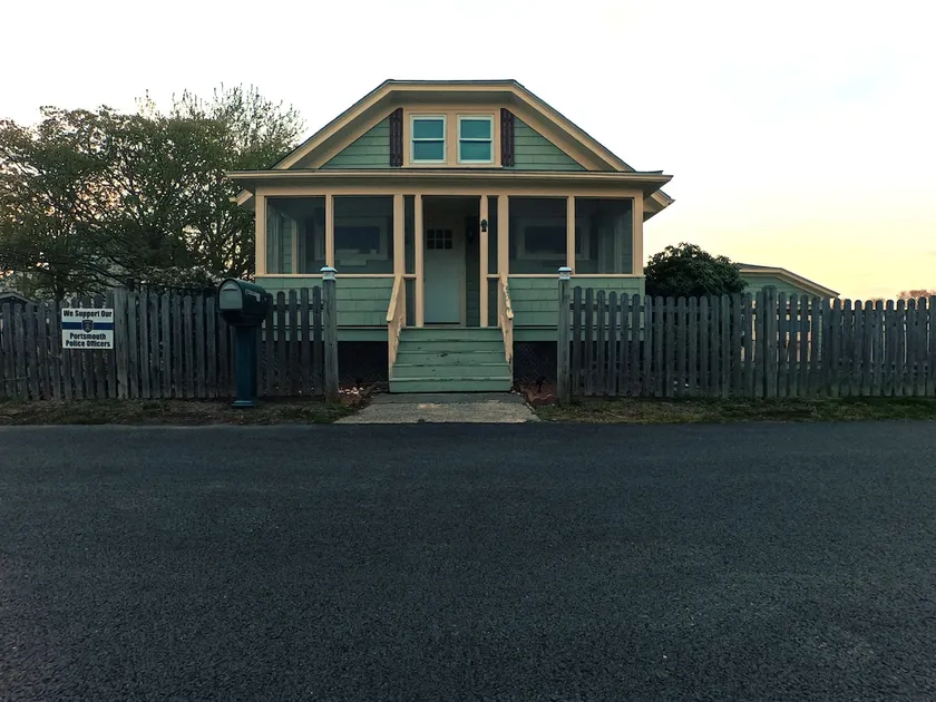Beach House in Portsmouth - Image 1