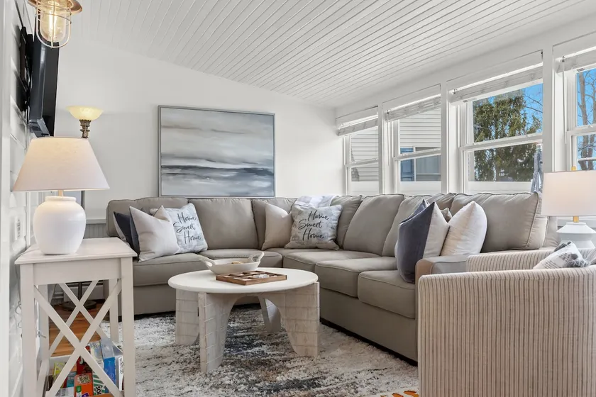 Cozy Clean Lakefront | Downtown Orion | Renovated - Image 1