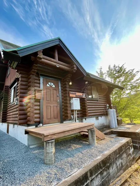 Enjoy a log house where you can feel the great outdoors. - Image 1