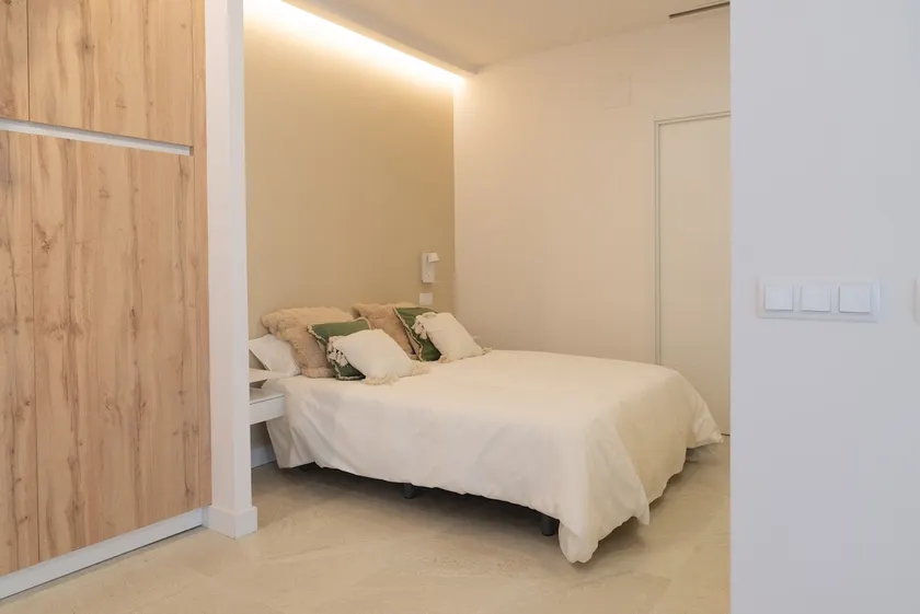 Apartamentos de Lourdes 2, Apartment with king-size bed. - Image 1