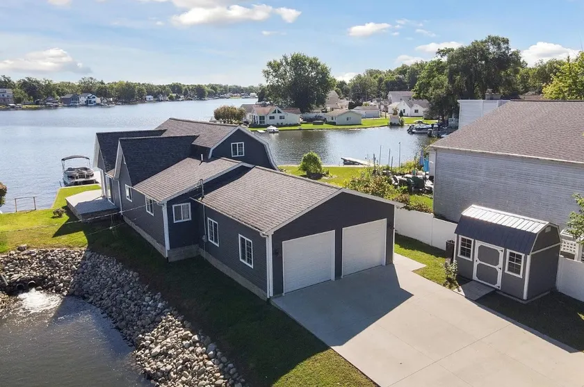 Lakefront Home, Sleeps 10, 3.5 bath, Kayaks & Dock - Image 1