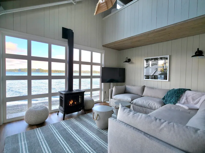 Beachfront cabin, dock, water views - Image 1