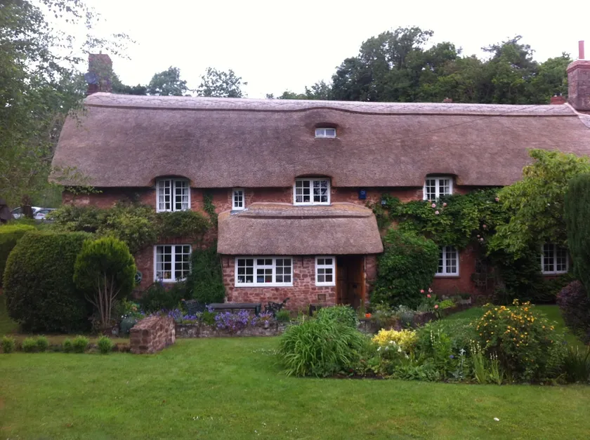 Quaint Grade II thatched cottage - Image 1
