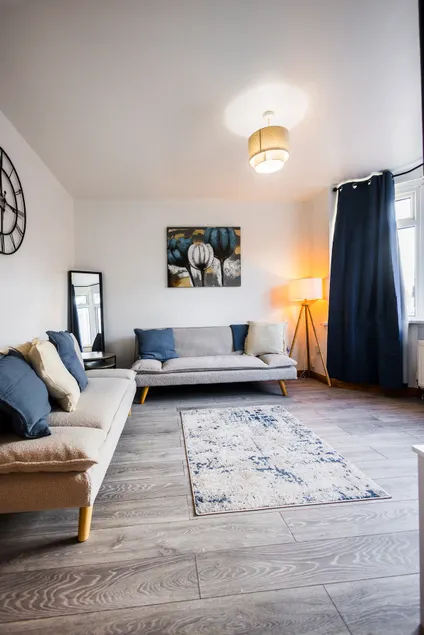 Spacious 4 Bed with Free Parking - Image 1