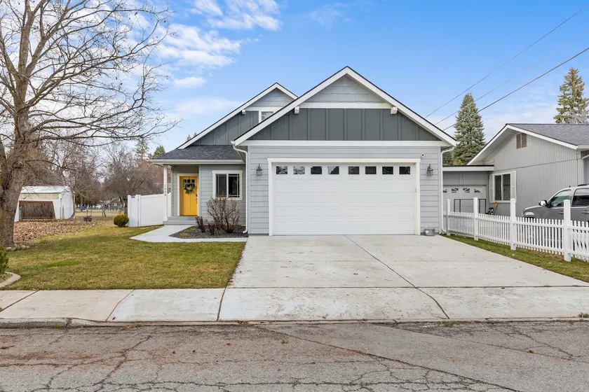 Comfortable Family Stay with Patio & Fire Pit - Image 1