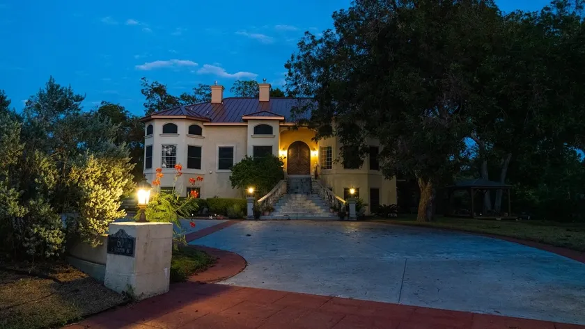 FlipFlop Chateau on the River - Image 1