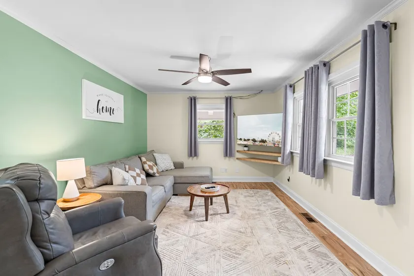 The Little Acorn: 10 Min to Downtown, Cozy Charm - Image 1