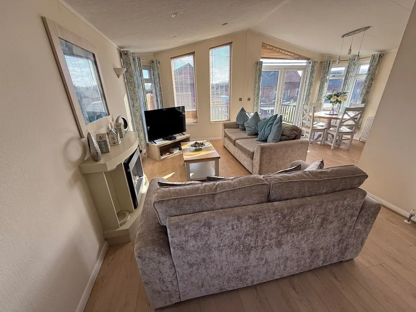 Eden Lodge-Tranquil-Hot Tub-Fishing-7m to Beach - Image 1