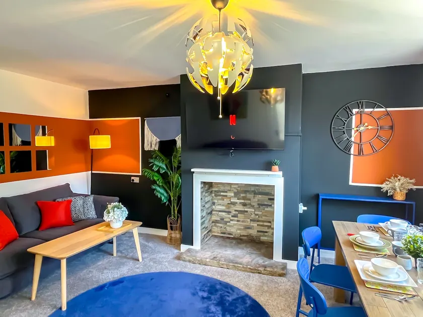 Colley 4 Bedrooms Cozy Home 6 Beds Large Driveway Parking Suitable For Longer Stay - Image 1