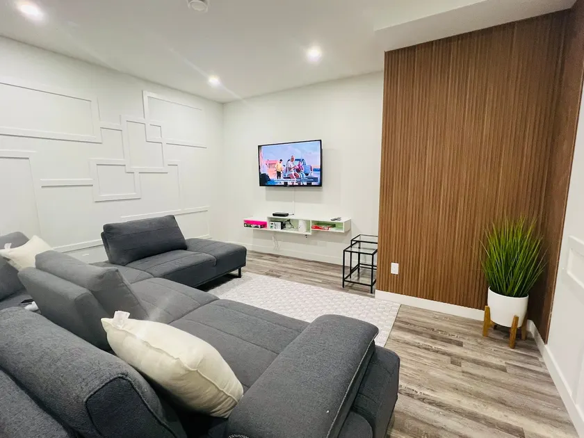 Luxury Guest Suite In SW Calgary - Image 1