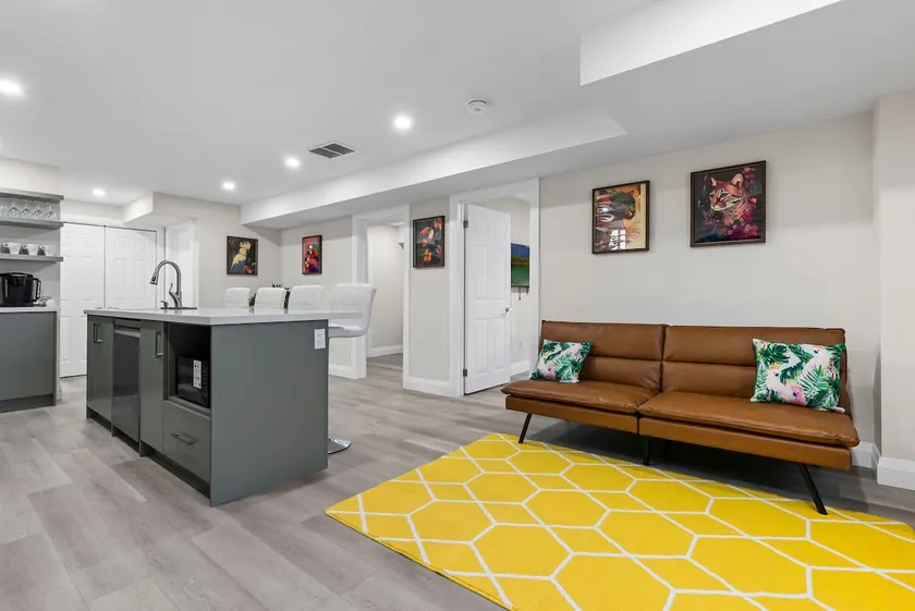 Amazon Retreat: Modern Apt 2B/1B, Kitchen, Parking - Image 1