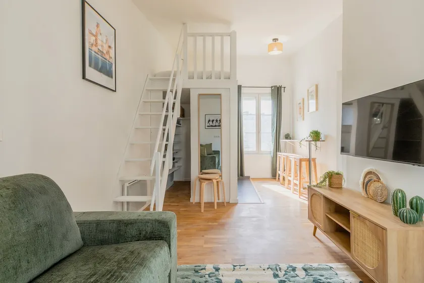 Charming mezzanine studio bathed in sunlight - Image 1