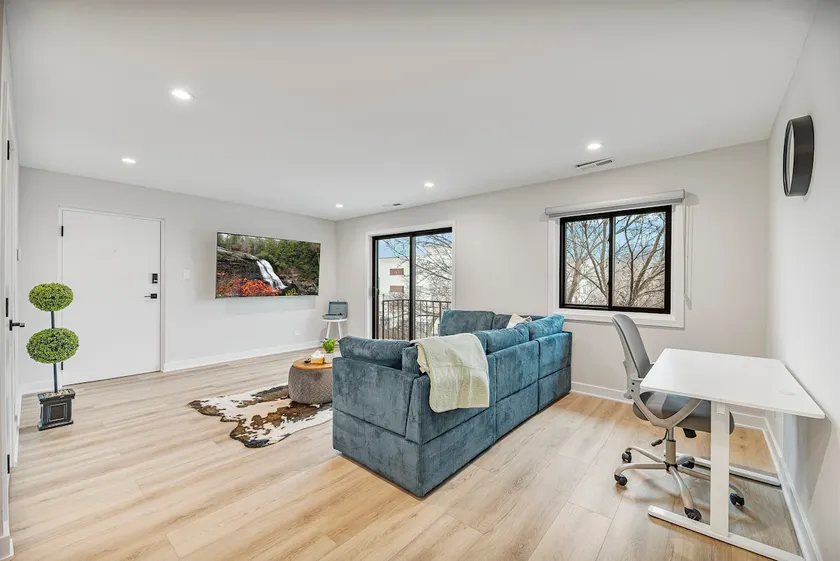 Lux Apartment, 2 bed/2 bath, Parking, Brand NEW - Image 1