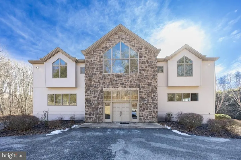 Stunning 5 bedroom 5.1 bath home - Image 1