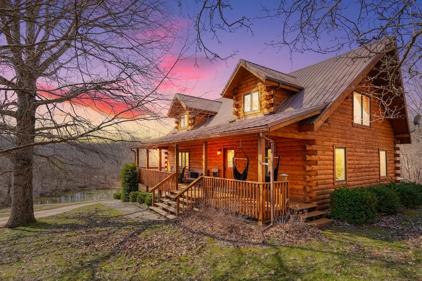 Waters Edge, Cozy Cabin & Pond - Image 1