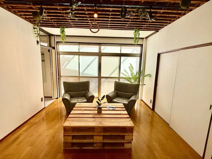 12 minutes on foot from Beppu Station | 110㎡ private rental with beds for 11 people | Free parking for 2 cars, 2 minutes on foot to the hot spring - Image 1