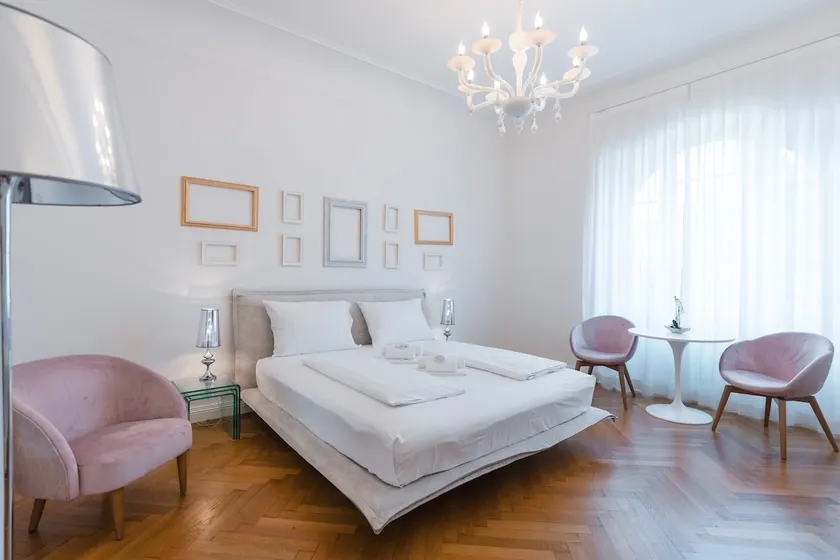 Luxury & Privacy, 3 Double Bedrooms Balcony Garage - Image 1