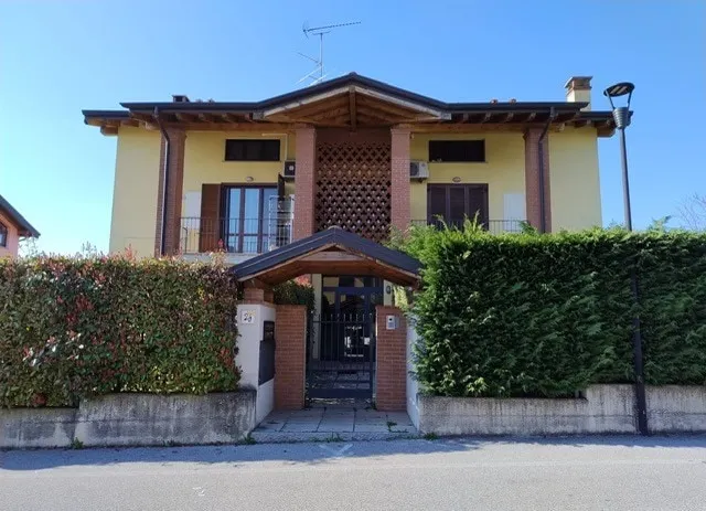 Studio apartment with private garden - Image 1