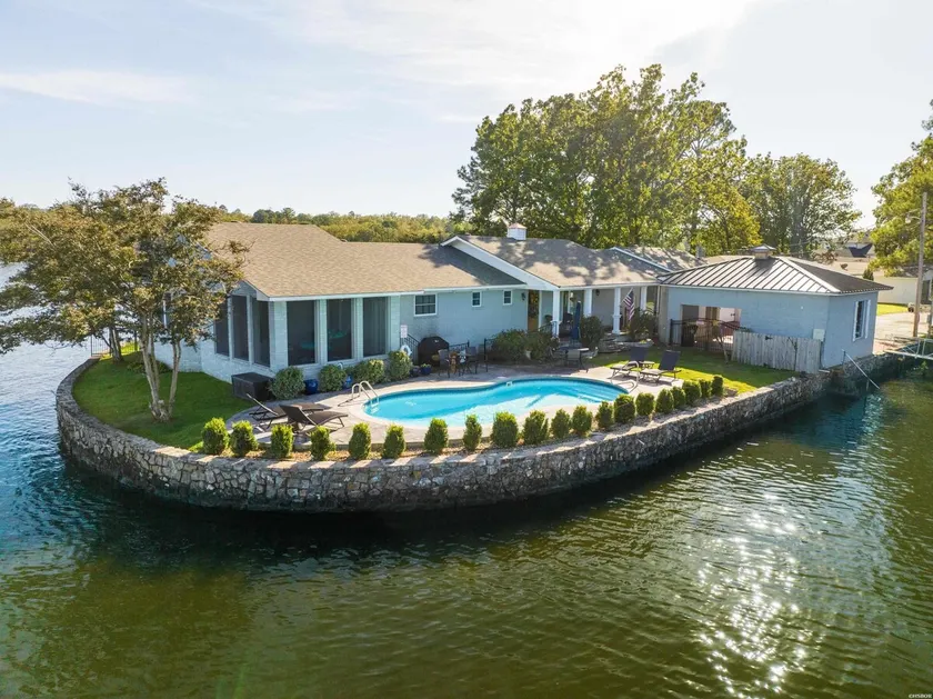 Hamilton Peninsula Paradise With Pool - Image 1