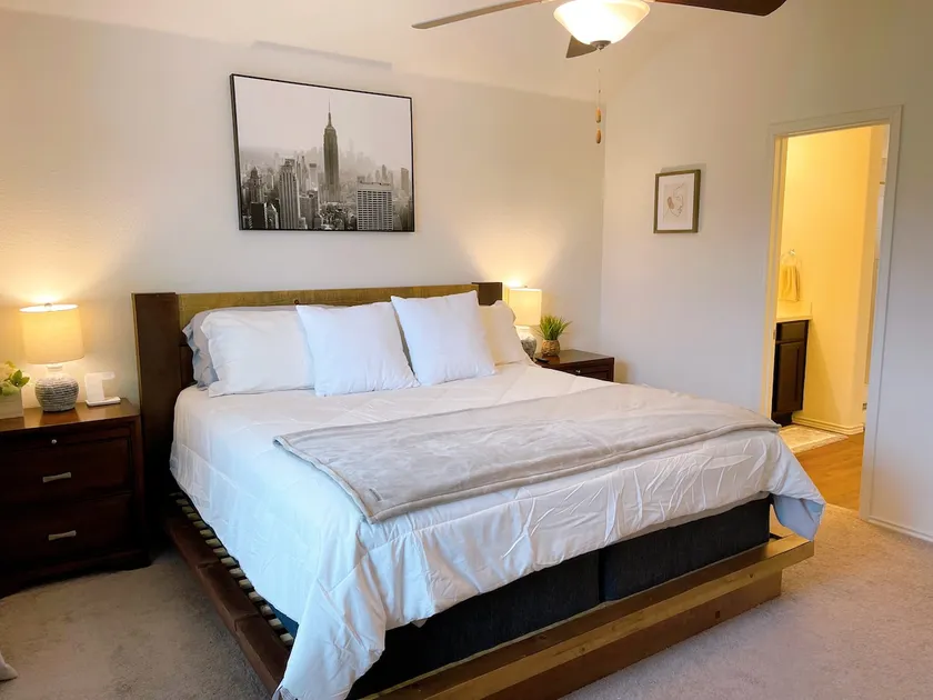 The Country Gem, Austin/Kyle, King BR 12PPL - Image 1