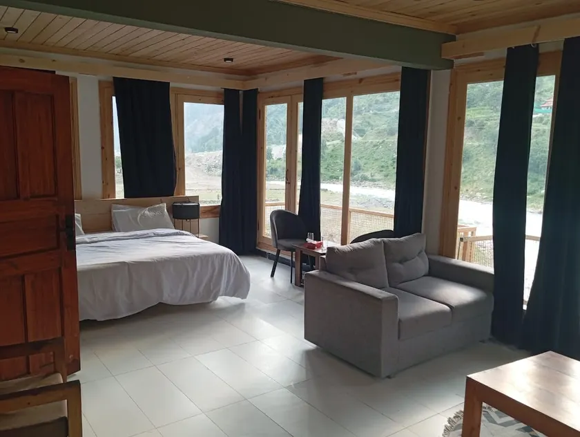 Riverside Penthouse - Image 1