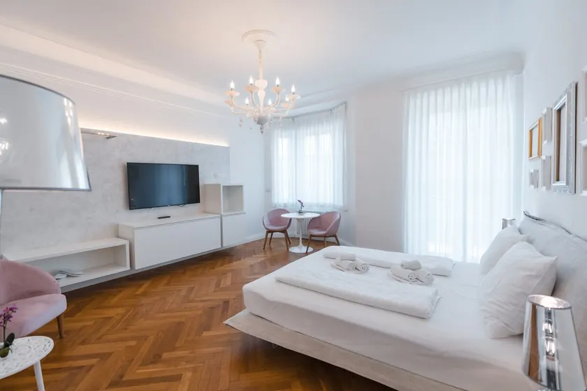 Refined, 2 double bedrooms, garage included - Image 1