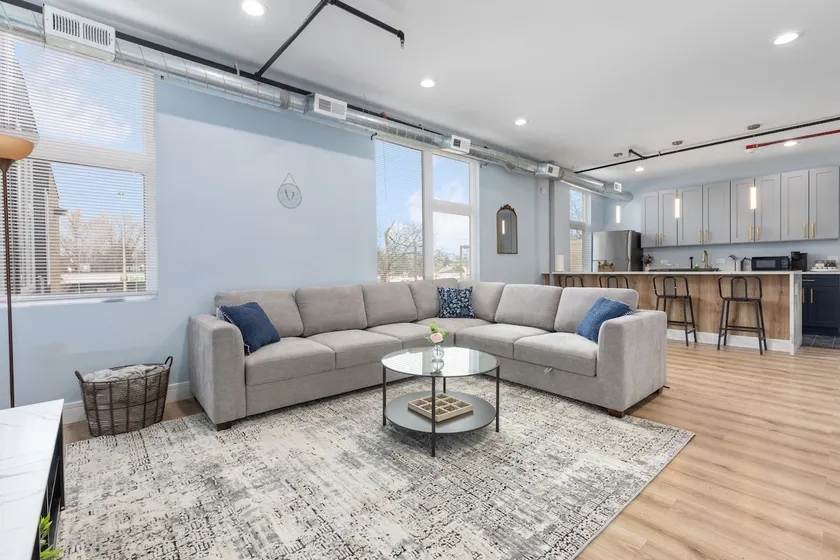 Spacious Apartment 13 miles from Chicago - Image 1