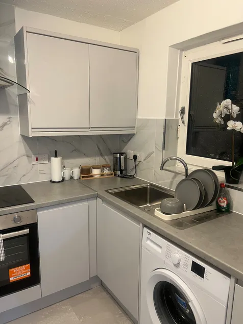 Jay3 Suites - Spacious Entire Apartment in London - Image 1