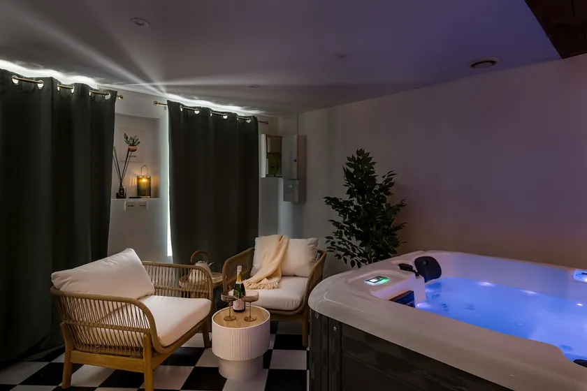 Spa - video projector - double shower - heart of the city - Image 1