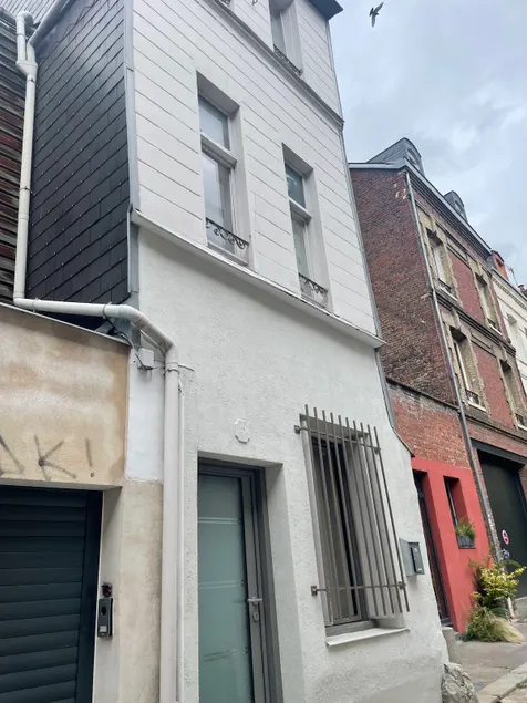 Nice townhouse with parking - Image 1