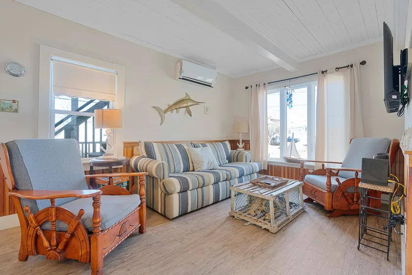 Renovated Coastal Haven: Camp Ellis Classic Escape - Image 1