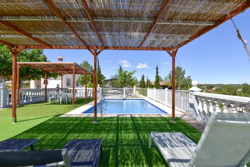 Exclusive Villa in Catadau: Pool & Private Gardens - Image 1