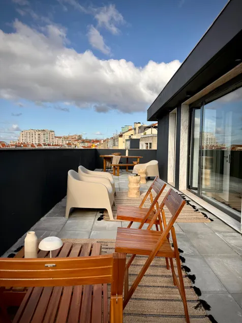 Rooftop Aqueduct Apartment F - Image 1