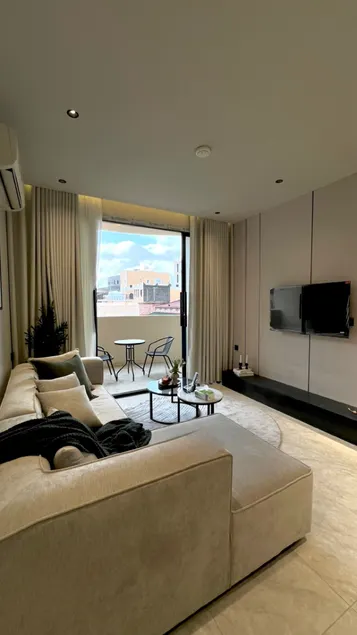 201 Modern 3 Bedroom Apartment with a Living Room - Image 1
