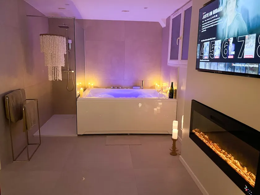 Romantic Room with bathtub (no bubbles) - Image 1