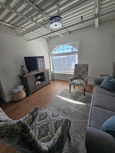 Lovely Industrial Loft - Image 1