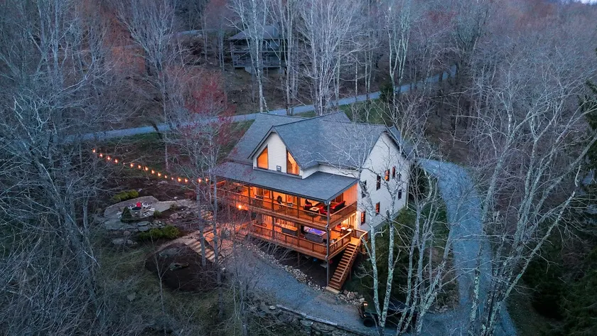 Huge decks, Hot Tub, Fire Pit & Dog Friendly - Image 1