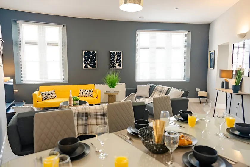 SPACIOUS & MODERN 3-BED & High Ceiling - Image 1