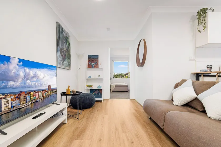 Beach & Brushstrokes | Artful Hideaway in Cronulla - Image 1