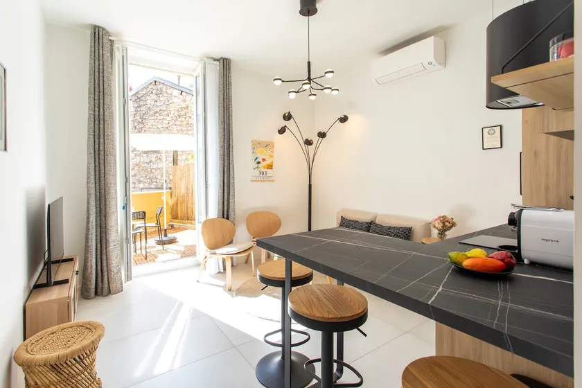 #35 Staywizus - Suite Carlone 5min from the beach AC & Terrace - Image 1