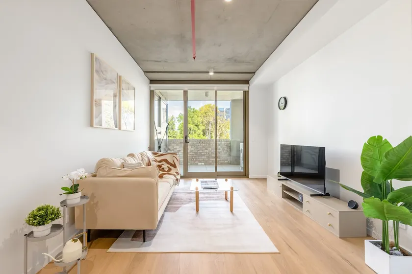 Woden Retreat near Hospital, Pool, Gym n Parking - Image 1